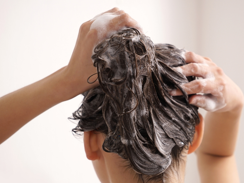 Post Driza (14) mujer cabello curly castaño en la bañera