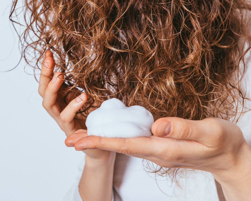 Post Driza (17) mujer cabello curly castaño en la bañera