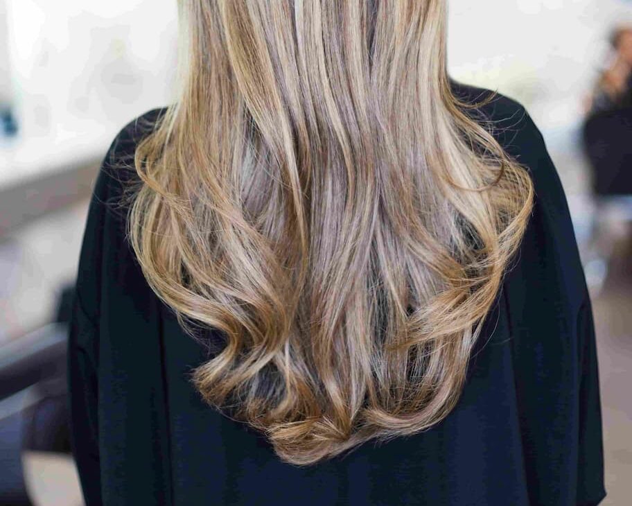 mujer cabello curly castaño en la bañera