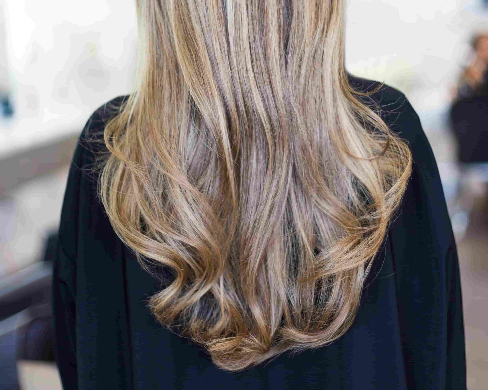 jessie-dee-dabrowski-www-jessiedee-net-W6cwaL7PMSw-unsplash mujer cabello curly castaño en la bañera
