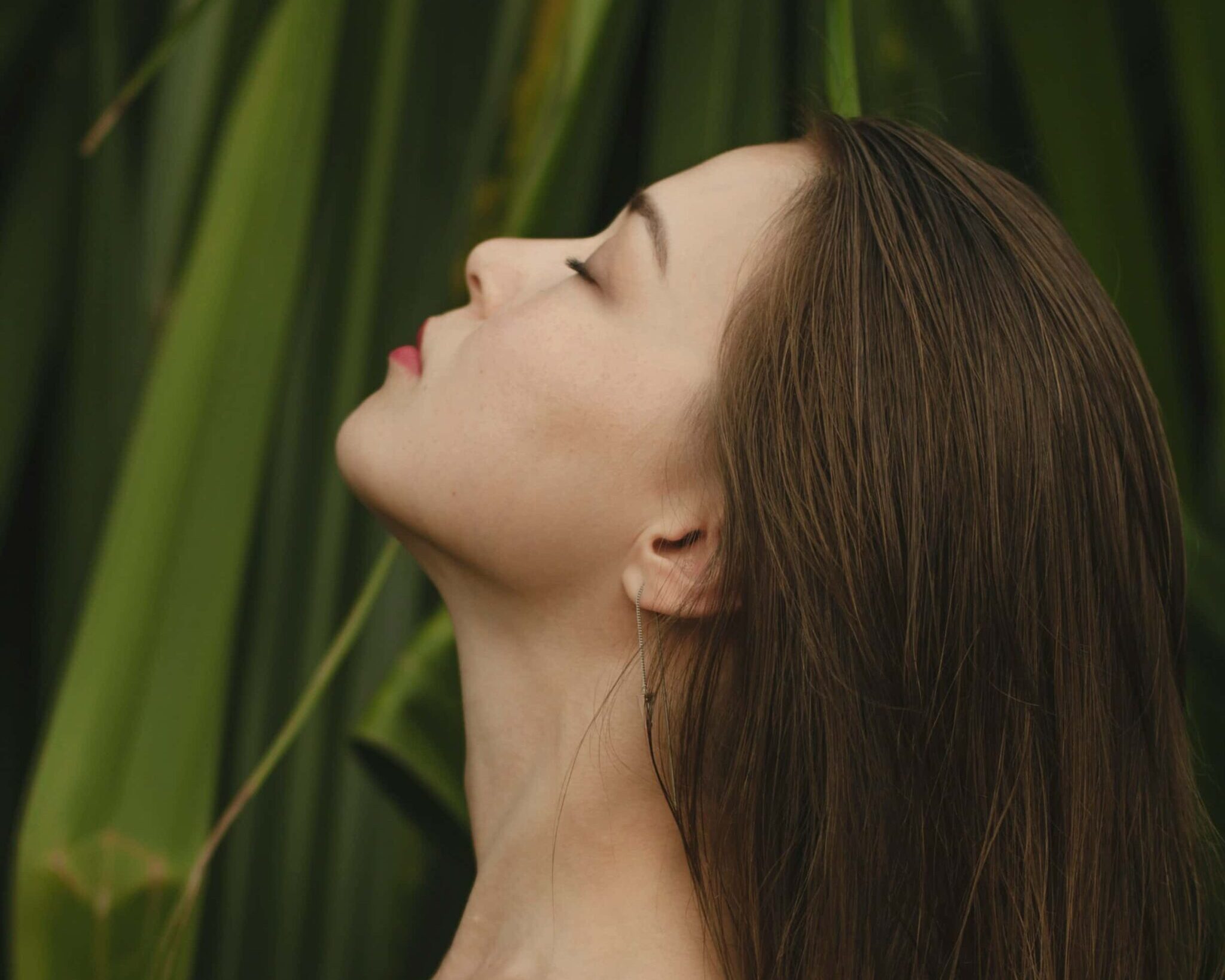 juli-kosolapova-cYxMPqt0MFE-unsplash mujer cabello curly castaño en la bañera