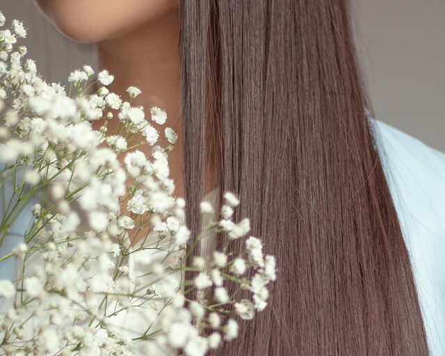 mujer cabello liso mujer cabello curly castaño en la bañera